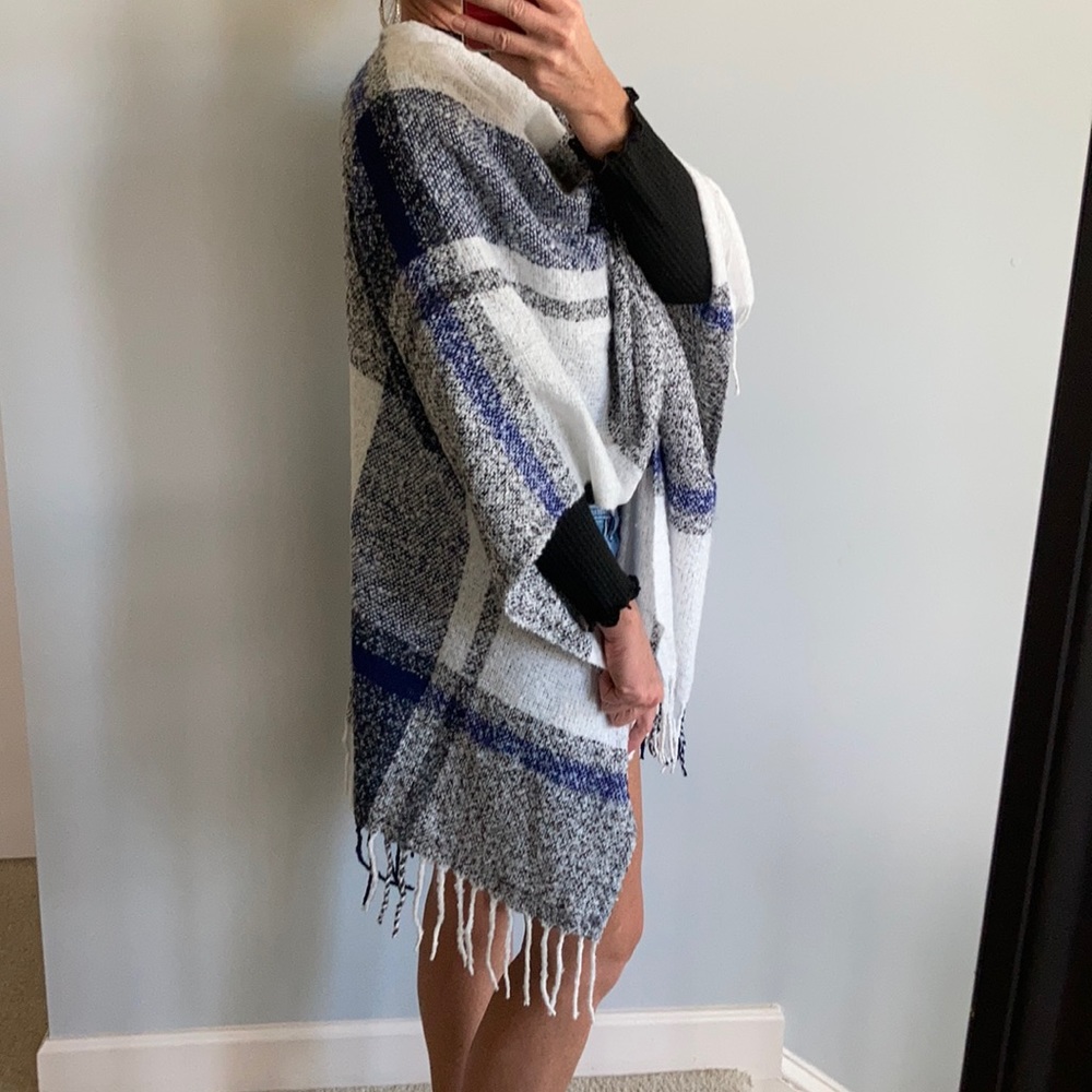 Gorgeous Fringed Shawl/Cape - Picture 6 of 7